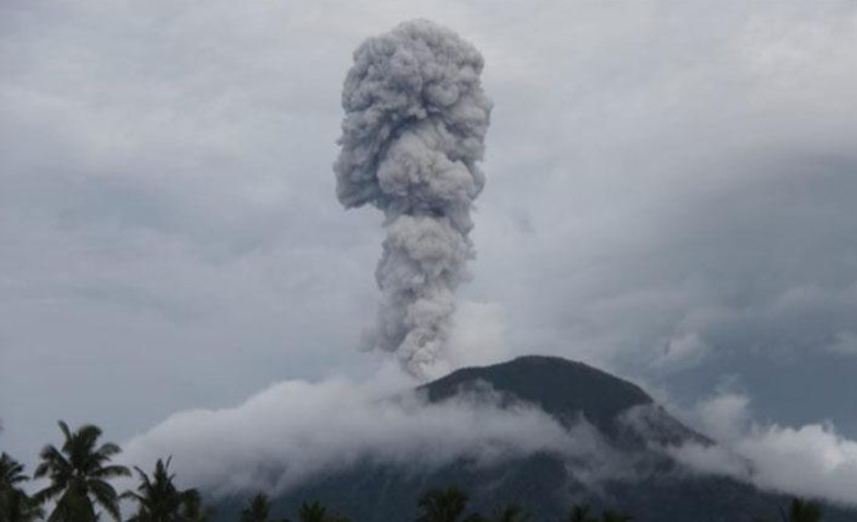 Gunung Ibu Di Pulau Halmahera Barat Erupsi Setinggi 1 5 Kilometer