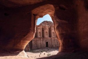 Berhala Bermata Satu Ditemukan di Kota Kuno Petra
