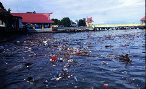 Miris, Sampah Menumpuk di Laut Ternate