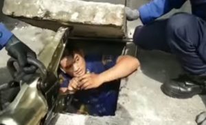 Viral, Petugas Damkar Nekat Masuk Gorong-gorong Demi Ambil Kunci Kendaraan Warga