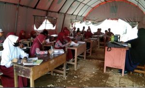 Siswa SD di Mamuju Masih Belajar di Bawah Tenda