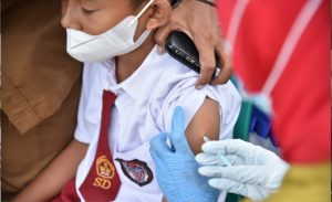 Vaksinasi Anak Sasar di Pedalaman Papua