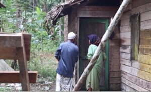 Demi Anak, Ibu Ini Rela Tinggal di Hutan