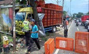 Diduga Mengantuk, Sopir Truk di Bojonegoro Tabrak Rumah Warga