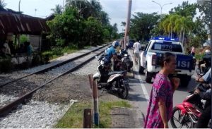 Seorang Pengendara Motor Tewas Tertabrak Kereta di Padang