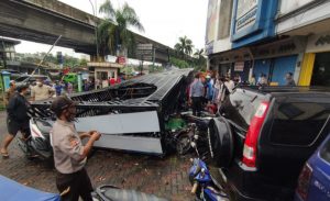 30 Motor di Bogor Tertimpa Papan Reklame