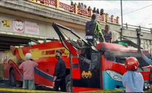 Bus Terbelah di Padang Panjang