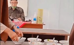 Viral, Pak Guru Traktir Murid Sekelas Makan