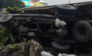 Kecelakaan, Truk Bermuatan Hebel Berserakan di Jalan MT Haryono