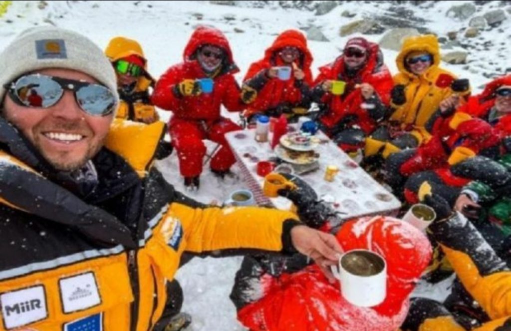 Raih Guinness World Record, Pendaki AS Gelar Jamuan Minum Teh di Gunung Everest