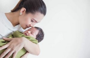 Stop Kebiasaan Mencium Bayi Orang Lain
