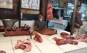 Pedagang Daging Sapi di Pasar Kramat Jati Masih Berjualan
