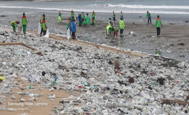 300 Jaring di Aliran Sungai Selat Bali Dipasang untuk Kurangi Sampah Plastik