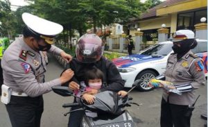 Polisi Bogor Bagikan Sabuk Pengaman Anak ke Pengendara Motor