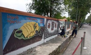 Pagar Tembok Stasiun Purwokerto Dipercantik dengan Mural