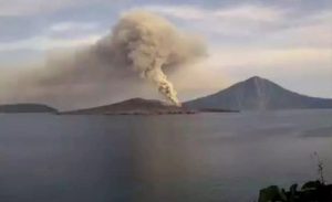 Nelayan Imbau tidak Mendekati Gunung Anak Krakatau