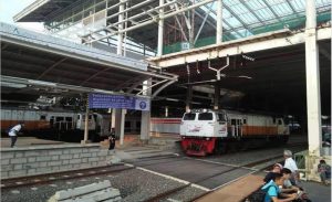 Khusus Hari ini, Stasiun Jatinegara untuk Naik Turun Penumpang KAJJ