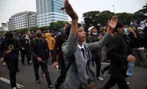 Demo UU Cipta Kerja di UNM Makassar Ricuh