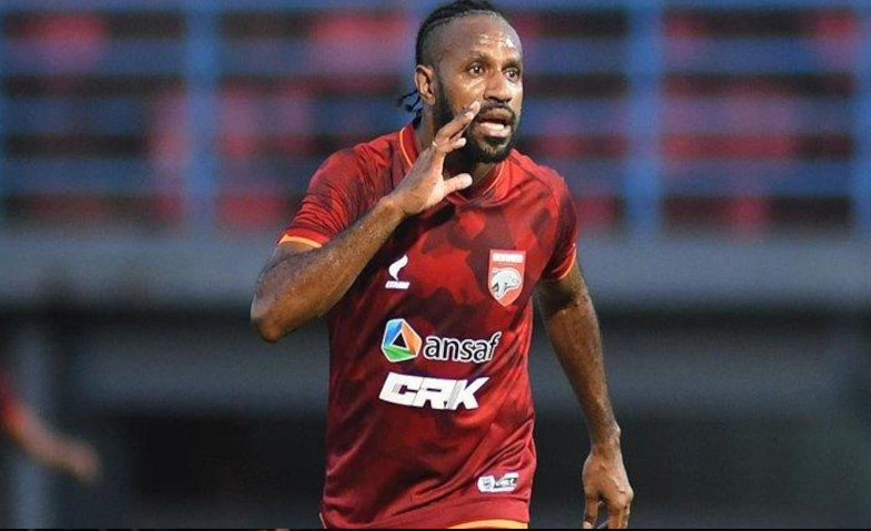 Boaz Solossa Resmi Hengkang dari Borneo FC