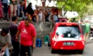 Viral, Taksi Online Tabrak 7 Motor Tukang Ojek di Gresik
