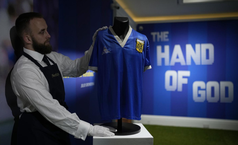 Jersey ‘Tangan Tuhan’ Milik Maradona Terjual Rp129 Miliar