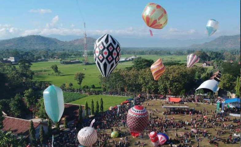 Lebaran di Hari Pertama, Balon Udara Masih Terlihat di Langit Ponorogo