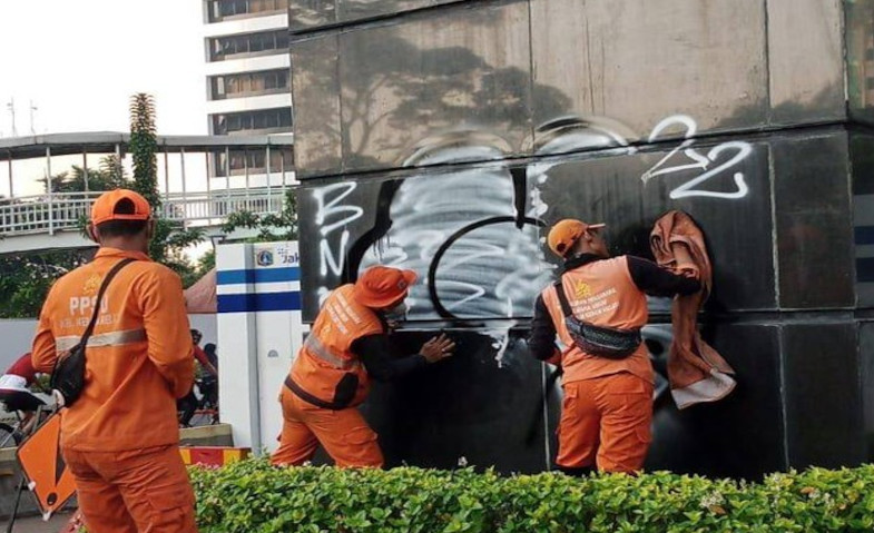 Pasukan Oranye Bersihkan Patung Jenderal Sudirman yang Terkena Aksi Vandalisme
