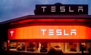 Elon Musk Bakal PHK Karyawan akibat Saham Tesla Merosot 