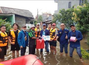 BRI Salurkan Bantuan Banjir ke Warga Tangerang dan Garut