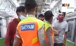 Kedapatan Ngobrol, Penumpang KRL Diturunkan Petugas