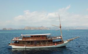 Kapal Wisata KLM Tiana Tenggelam di Labuan Bajo