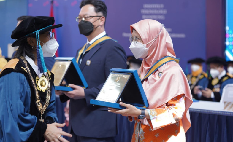 Daewoong Foundation menerima Penghargaan “Ganesa Wirya Jasa Adiutama” pada peringatan ke-102 Institut Teknologi Bandung