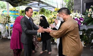 Jokowi dan Iriana Langsung Takziah ke Kediaman Tjahjo Kumolo Usai Tiba di Jakarta