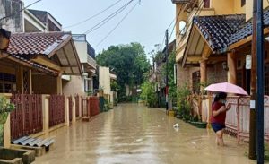 Bantaran Kali Bekasi Banjir akibat Tanggul Jebol