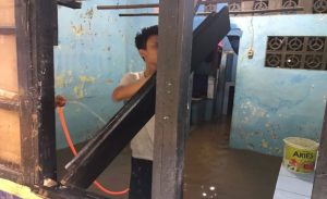 Banjir di Kampung Melayu Mulai Surut, Warga Bersih-bersih
