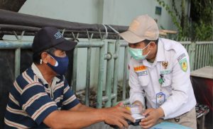Bantu Penuhi Kebutuhan Gizi BAZNAS Bagikan Paket Makanan Siap Saji Pekerja Rentan di Wilayah Jakarta Bekasi dan Tangerang