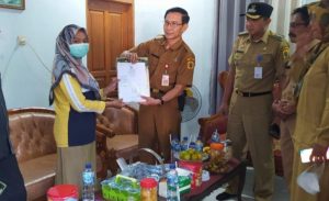 Kemendagri Serahkan Akta Kematian Jamaah Haji ke Keluarga