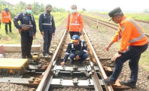 KAI Inspeksi Jalur KA Stasiun Mojokerto hingga Surabaya Gubeng