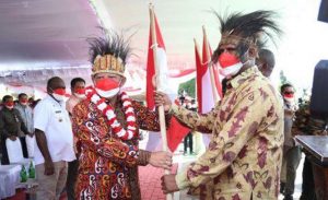 Mendagri Tancapkan Tiang Bendera Merah Putih di Merauke