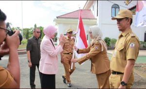 Dukung Gagasan Kemendagri, Bupati Batola Bagikan 7.777 Bendera