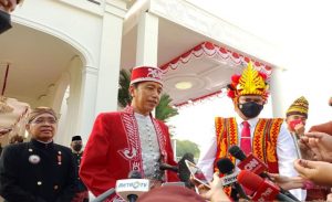 Jokowi Kenakan Dolomani Baju Adat Buton saat Jadi Inspektur Upacara HUT RI