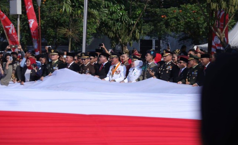 Pemkot Palembang Bentangkan Bendera Raksasa di Pusat Kota