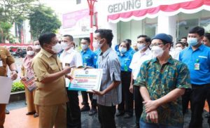 Kemendagri Salurkan Zakat kepada 300 Mustahik