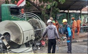 Truk Kontainer Tabrak Tiang hingga Ambruk di Bekasi