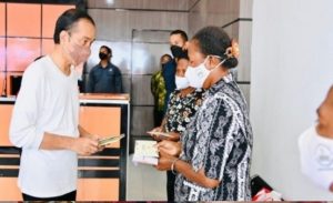 Jokowi Serahkan BLT BBM di Jayapura
