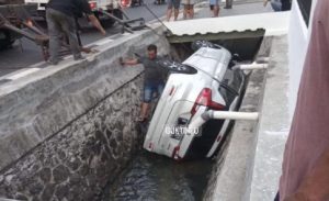 Mobil Terjatuh Kedalam Saluran Air di Kebayoran Baru