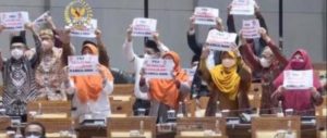 Angkat Poster Tolak Kenaikan Harga BBM, PKS WO di Rapat Paripurna