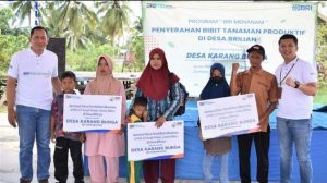 BRI Serahkan Beasiswa Pendidikan Anak di Kabupaten Batola