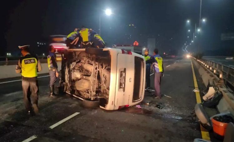 Kecelakaan Waktu Subuh Di Tol Tanjung Priok, Grand Max Tabrak Kendaraan ...