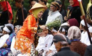 Siti Atiqoh Ganjar Pimpin Jamasan Dieng Culture Festival
